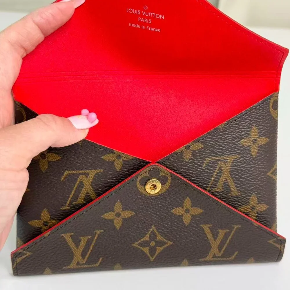 Louis Vuitton Monogram Canvas Wallet with Classic Design and Brown Color Scheme